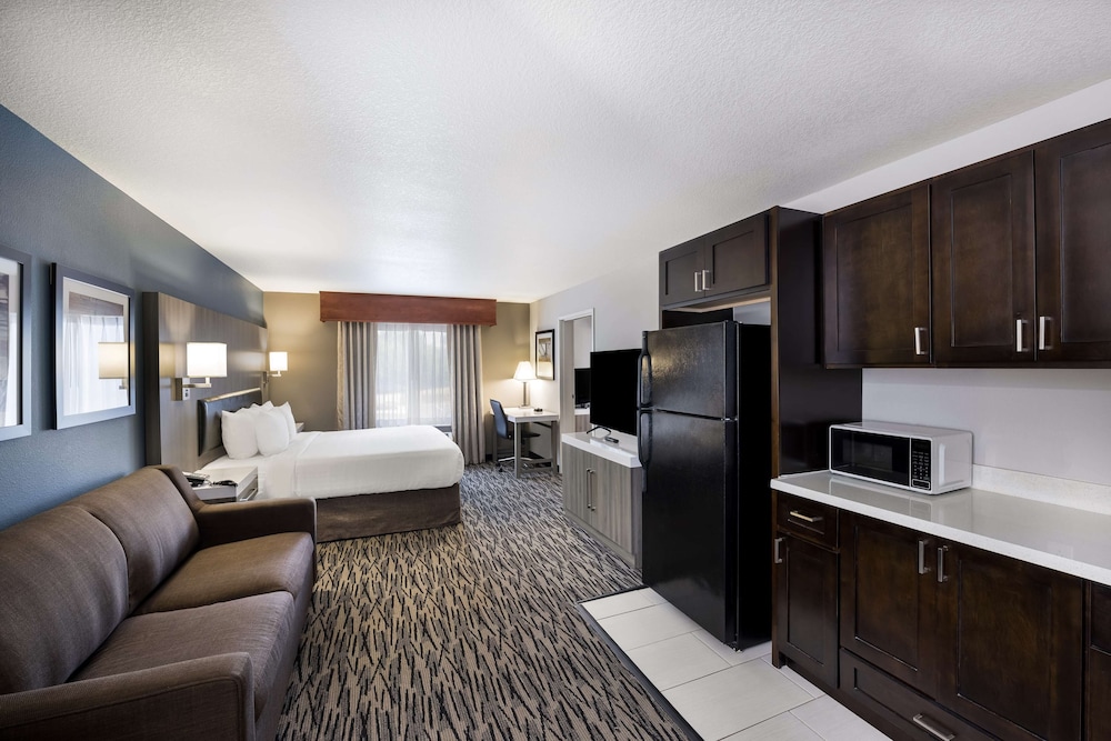 Suite, Multiple Beds, Non Smoking, Refrigerator & Microwave photo 1