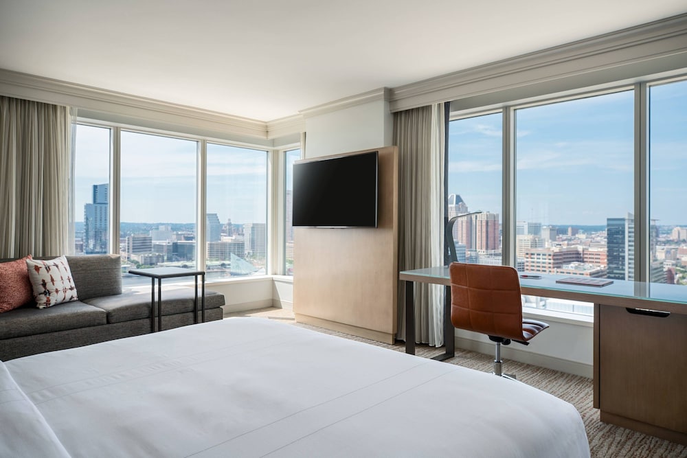 Room, 1 King Bed, Harbor View, Corner - Photo 8