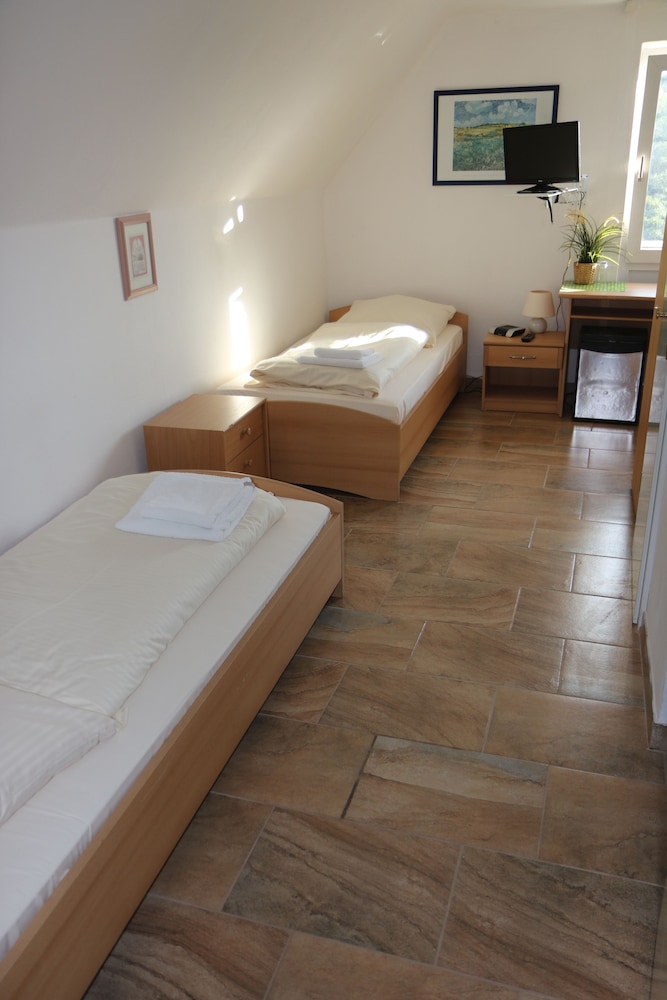 Economy Twin Room photo 3