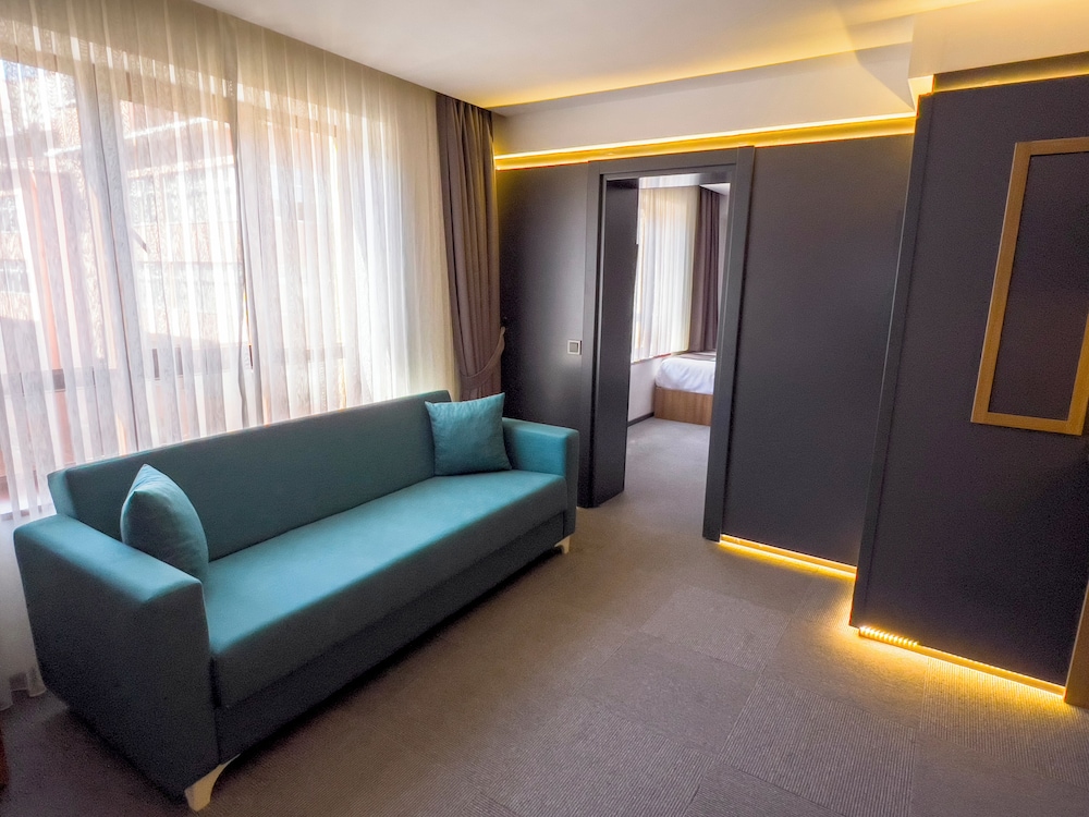 Royal Room, 2 Bedrooms, City View - Photo 2