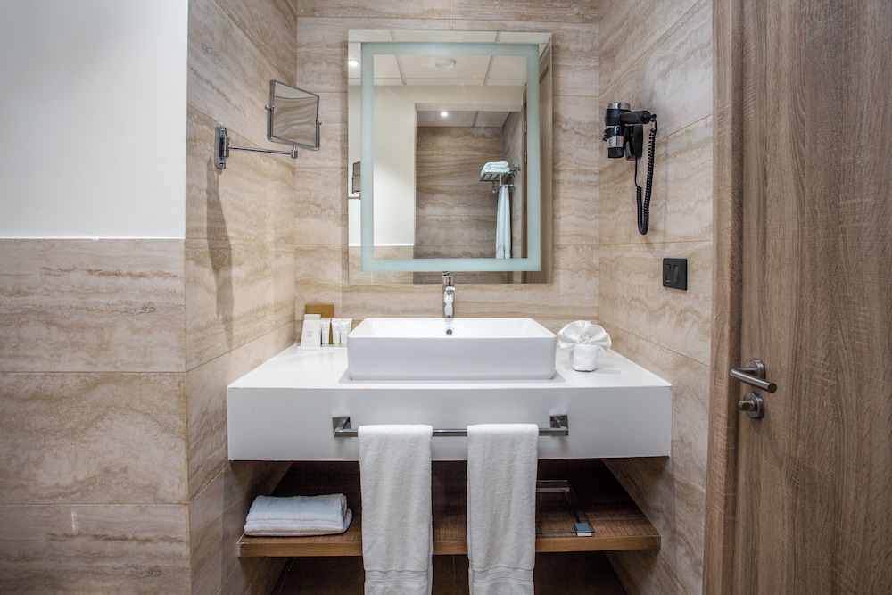 Luxury Suite - Photo 23
