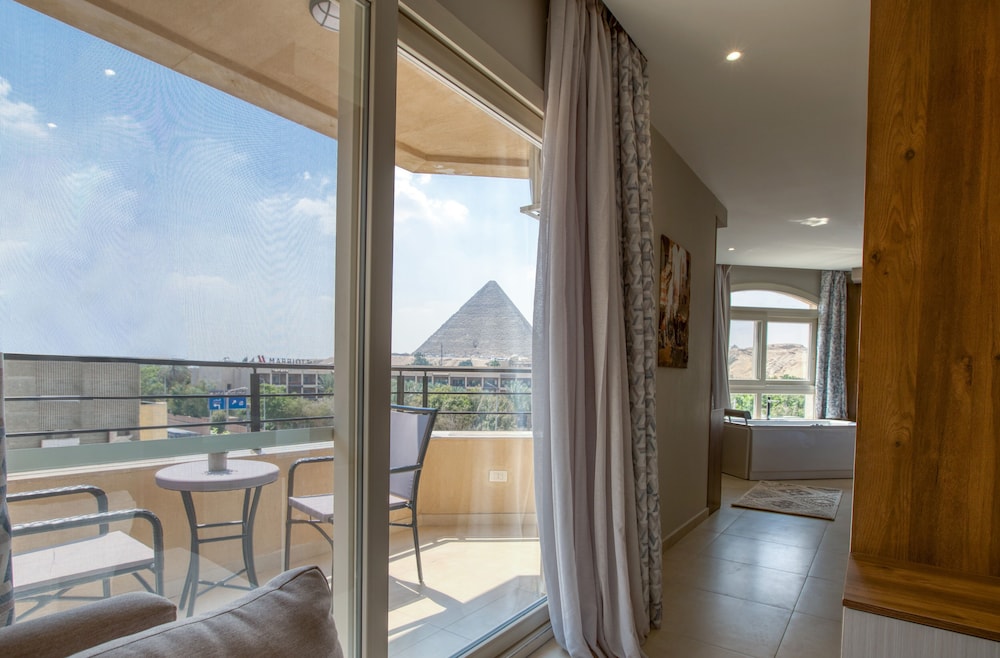 Executive Suite with Pyramids View and Jacuzzi