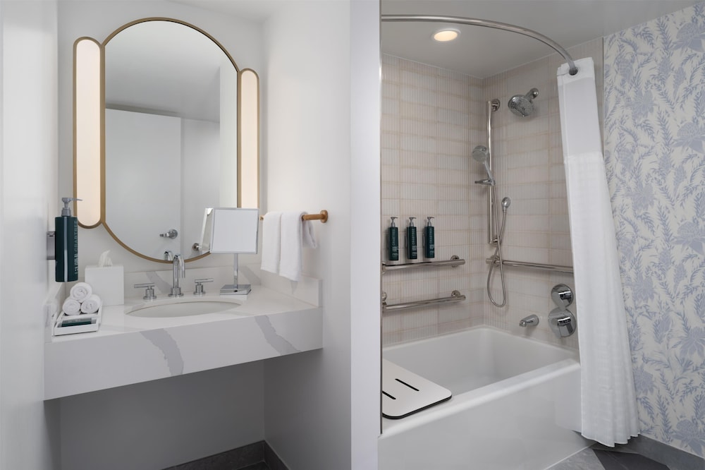 Premium Room, 1 King Bed (Mobility, Roll-In Shower, Bfst) - Photo 6