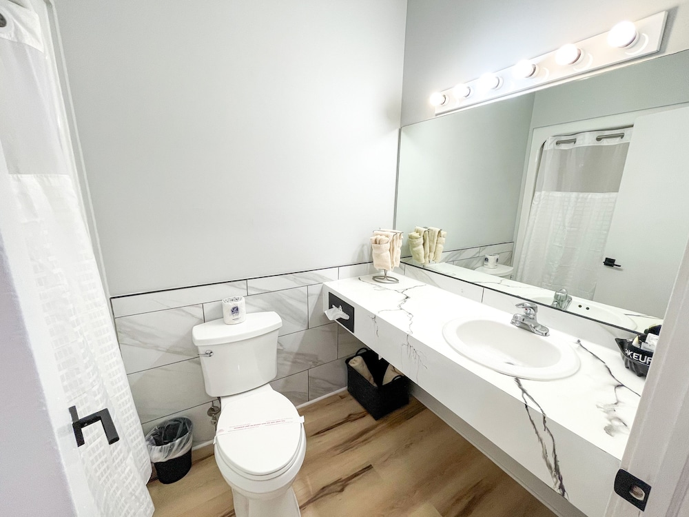 Luxury suite, 1 King Bed, Patio, Jetted Tub, Fireplace, Lake View photo 3