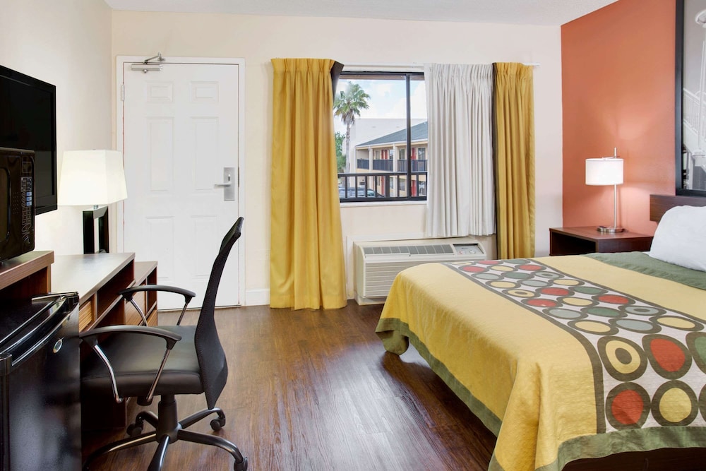 Standard Room, 1 Queen Bed