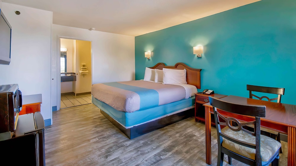 Standard Room, 1 King Bed, Accessible, Non Smoking - Photo 2