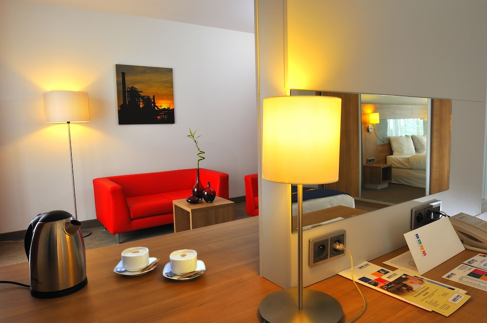 Suite, 1 King Bed, Non Smoking - Photo 10