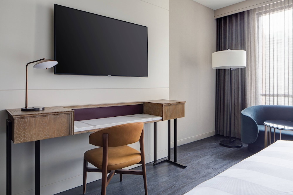 Club Room, 1 King Bed, City View - Photo 2