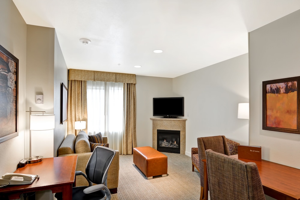 Suite, 1 Bedroom, Fireplace - Photo 5