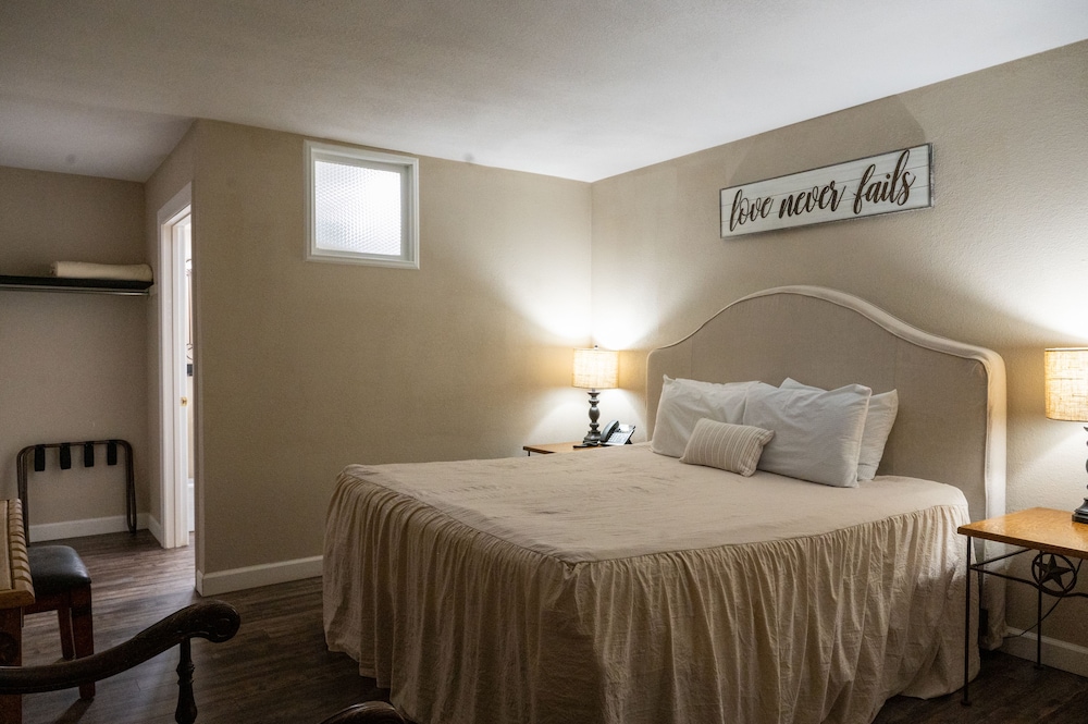 Suite, 1 King Bed, Non Smoking photo 2