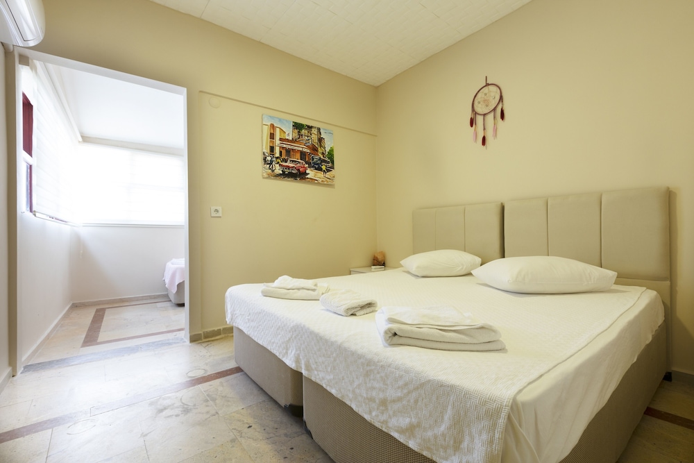 Standard Room, 1 King Bed, Garden Area photo 3