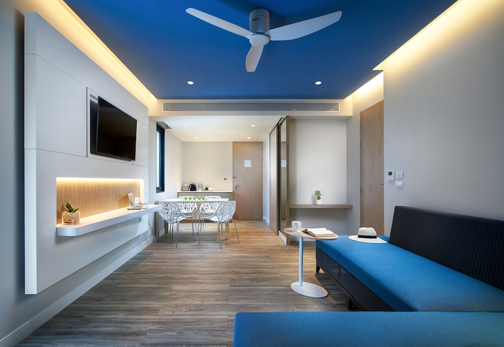 Suite, 1 Bedroom (Pool View) - Photo 6