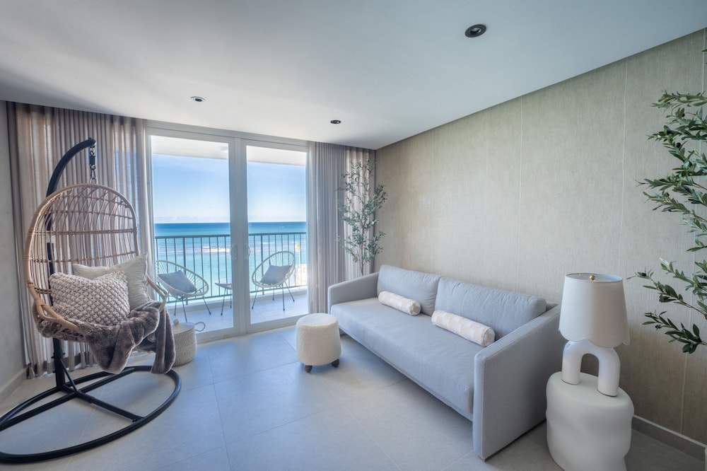 Exclusive Condo, 2 Bedrooms, Ocean View, Corner