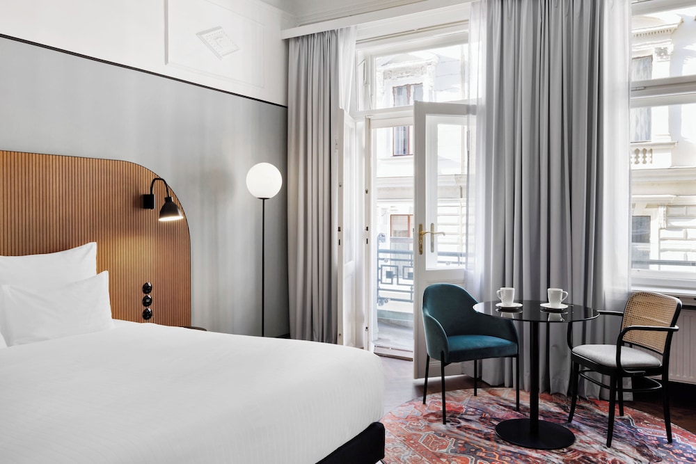 Premium Room, 1 Queen Bed thumbnail 6
