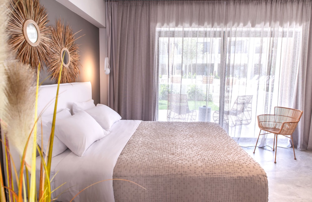 Superior Room, Pool View