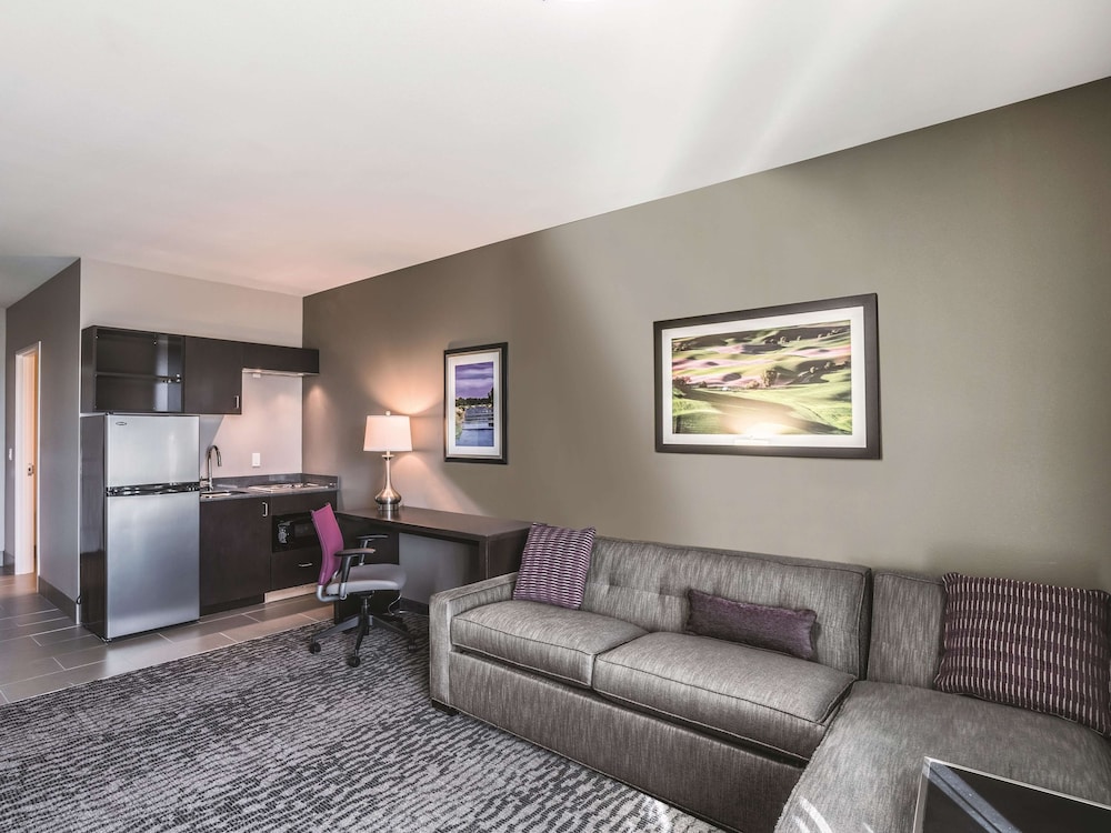 Deluxe Suite, 1 King Bed, Accessible, Non Smoking (Mobility Accessible) photo 1