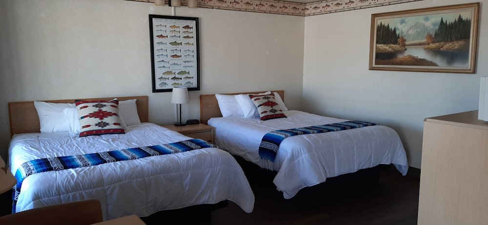 2 Queen Beds, Sleeps 4