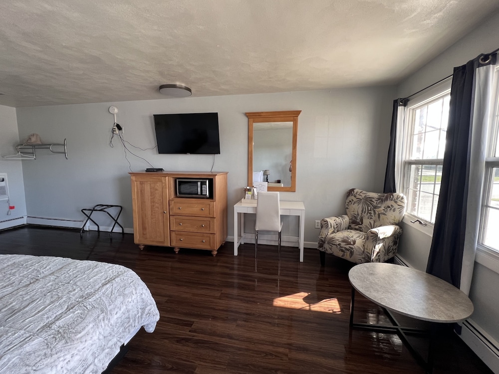 Basic Single Room, 1 King Bed photo 2