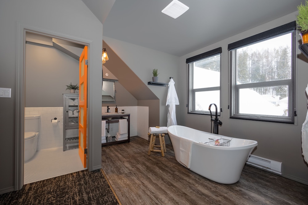 Premier Studio Suite, 1 King Bed with Sofa bed, Bathtub photo 2