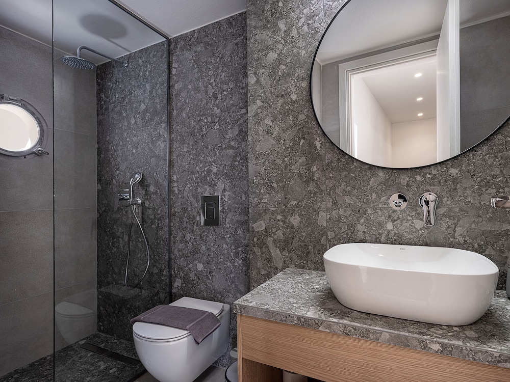 Family Suite with Balcony - Photo 7