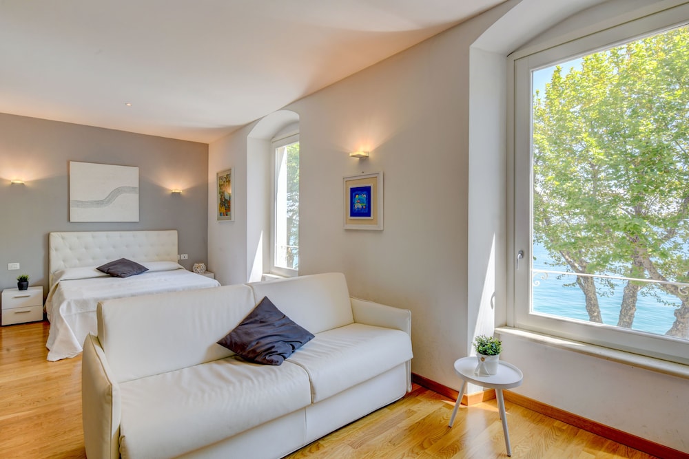 Deluxe Suite, 1 Bedroom, Pool Access, Lakeside