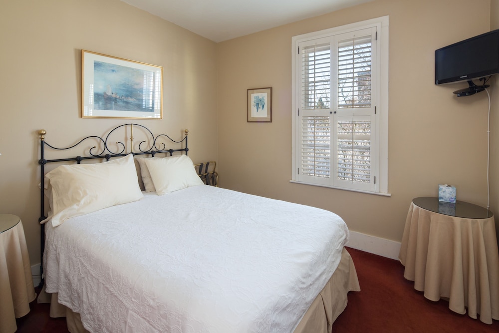 Room, 1 Queen Bed (Garden View) photo 3