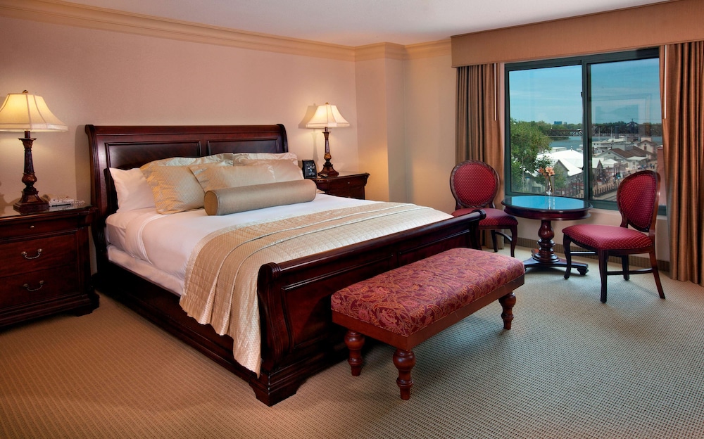 Suite, 1 King Bed, Accessible, Corner (2 Room Governor Suite, Roll-In Shower) - Photo 5