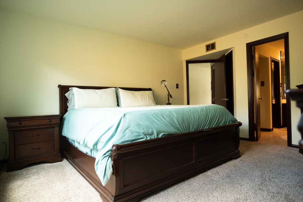 Luxury Condo, 2 Bedrooms, Balcony, Lake View photo 3