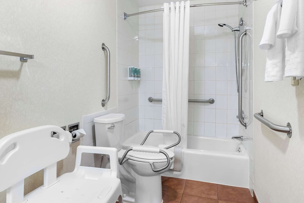 Standard Room, 2 Queen Beds, Accessible, Bathtub - Photo 6