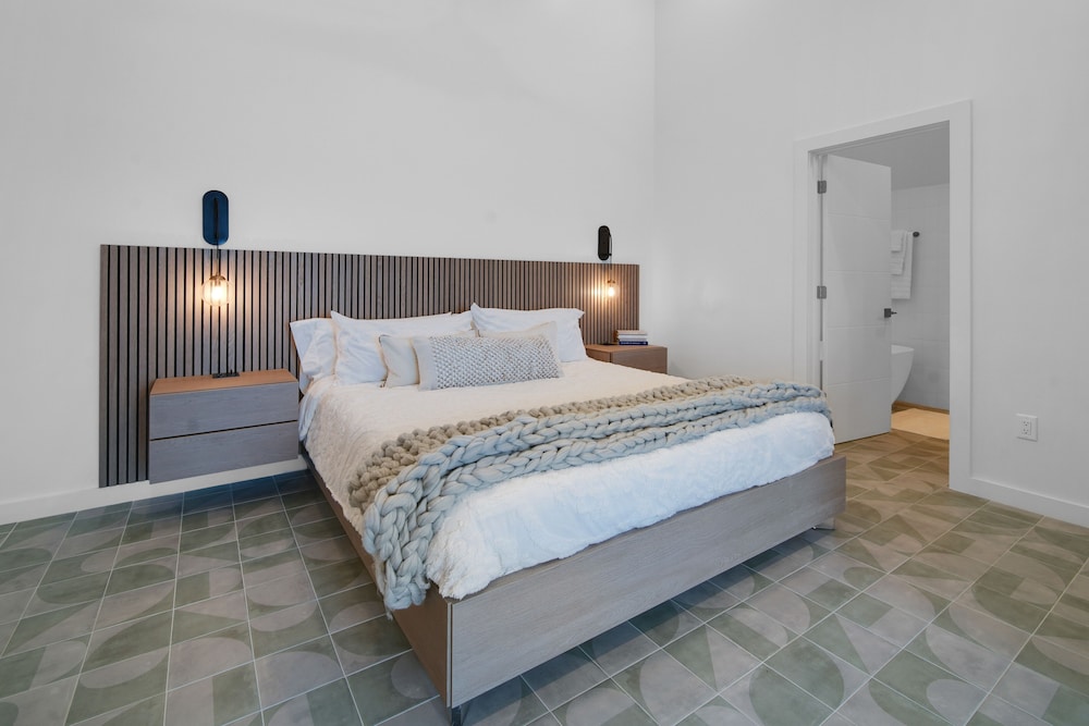 Deluxe Room, 1 King Bed, Ocean View, Corner
