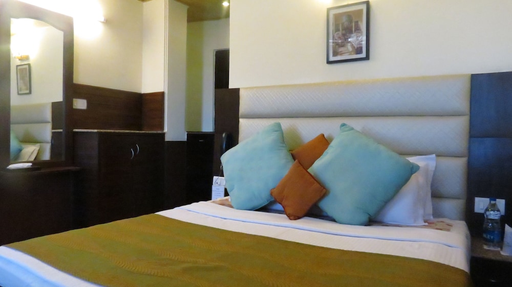 Deluxe Room, 1 Queen Bed photo 3