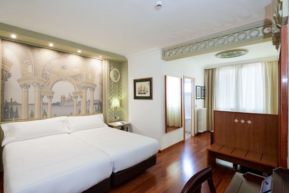 Superior Triple Room, Balcony - Photo 4