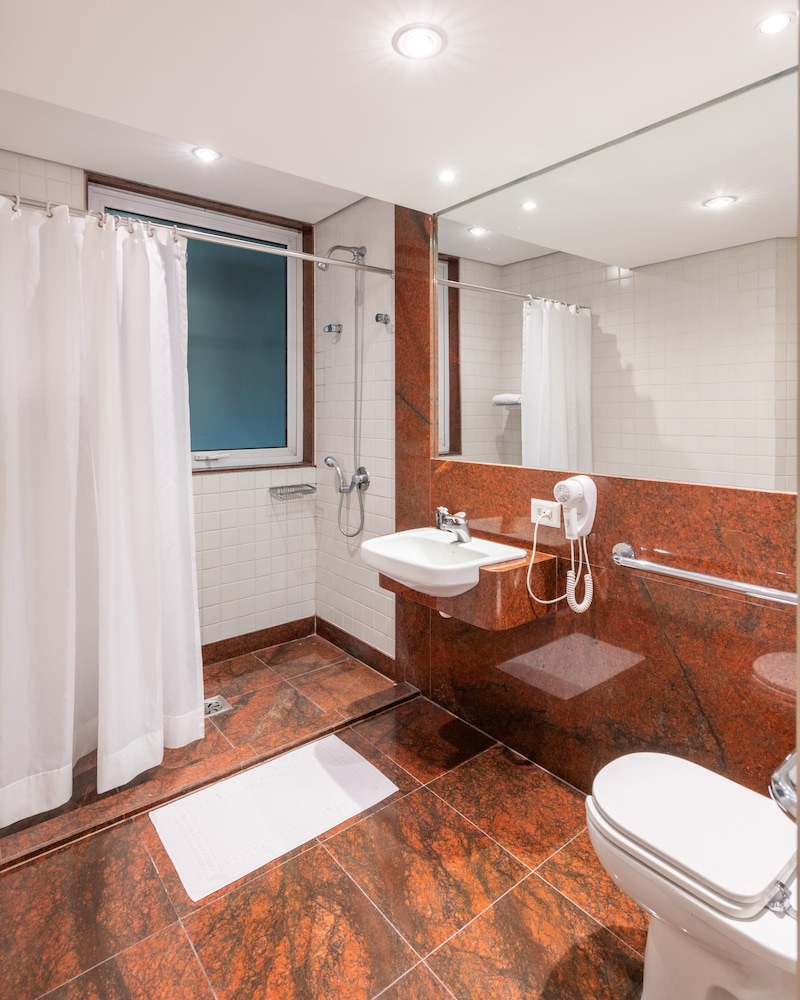 Luxury King Accessible - Photo 5