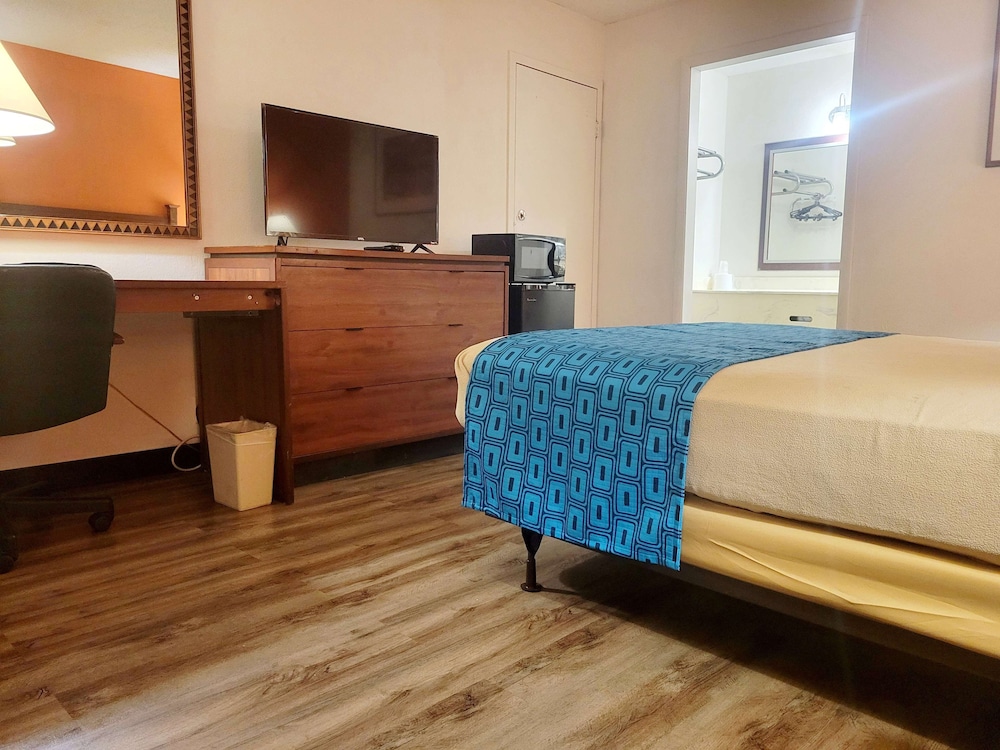 Room, 1 Queen Bed, Non Smoking - Photo 4