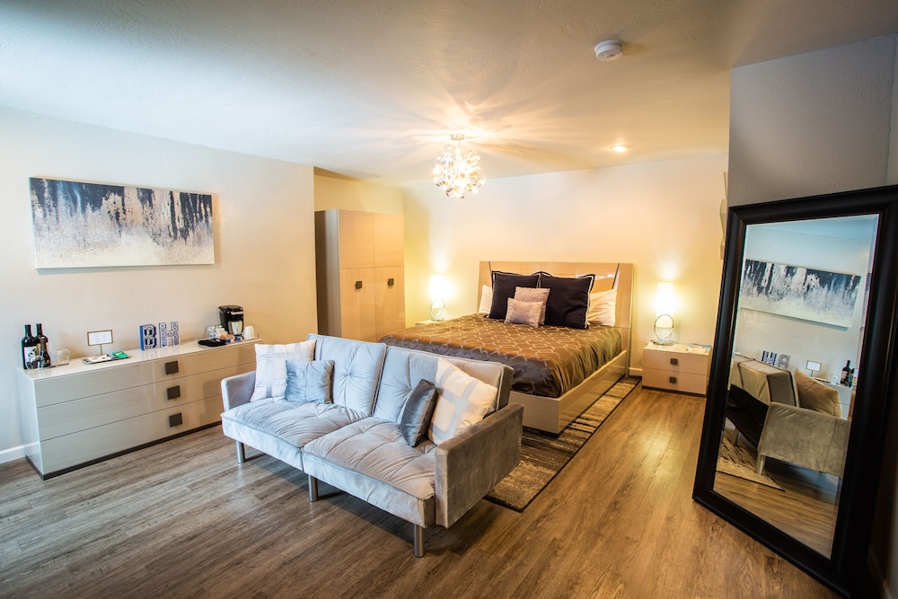 Carriage House King Suite