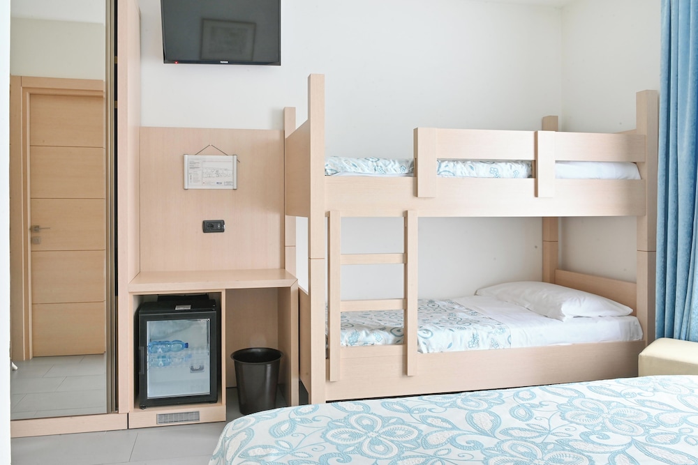 Quadruple Room, Lake View photo 3