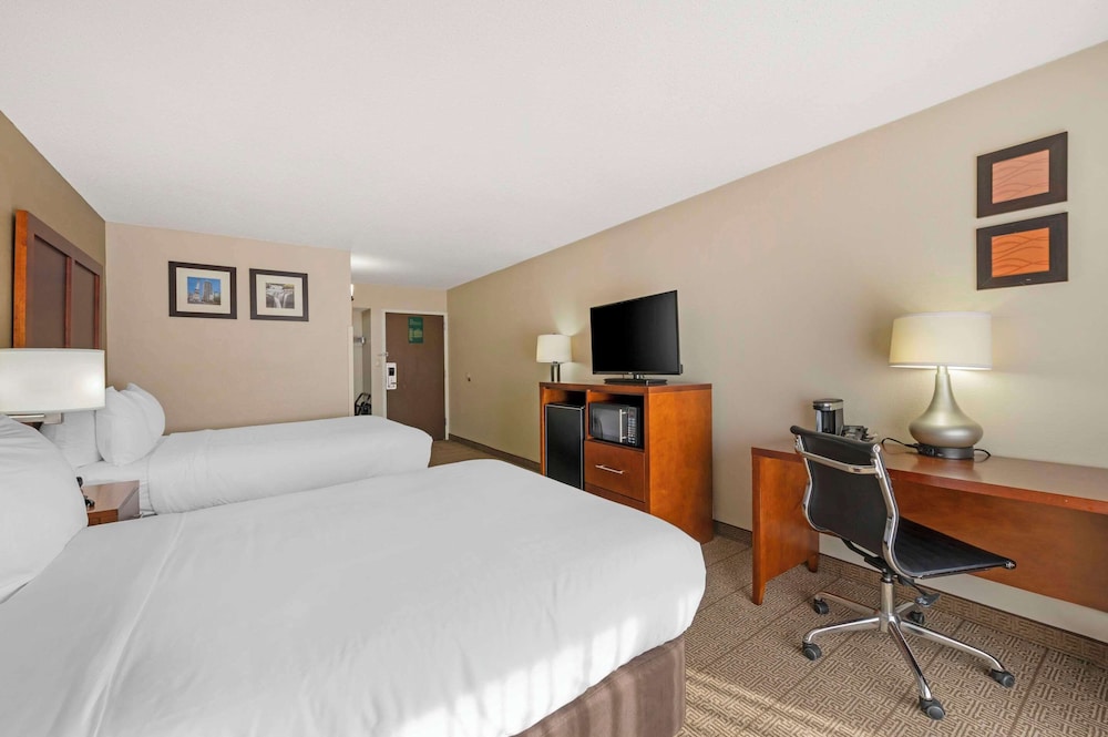 Suite, 2 Double Beds, Non Smoking (Upgrade) photo 1