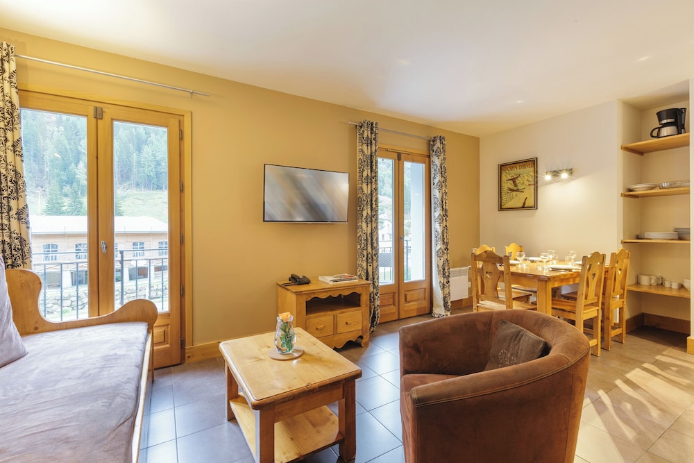 Family Apartment, Multiple Bedrooms (Vallorcine Buet 32 ski in / ski out) Family Apartment, Multiple Bedrooms (Vallorcine Buet 32 ski in / ski out)