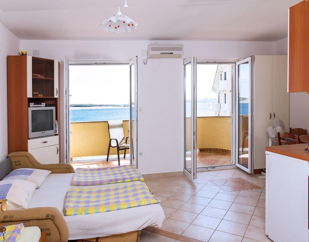 Studio (Super - 50 m from pebble beach - SA3 ) photo 3