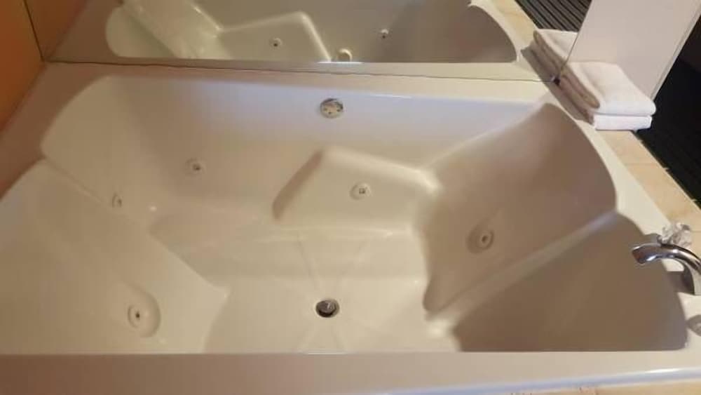 Executive Room, 1 King Bed, Non Smoking, Jetted Tub photo 2
