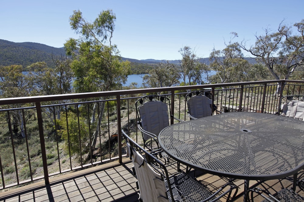 Spacious 4 Bedroom Chalet With Stunning Lake Views photo 3