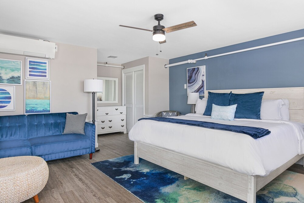 Deluxe Room, 1 King Bed with Sofa bed, Ocean View, Corner