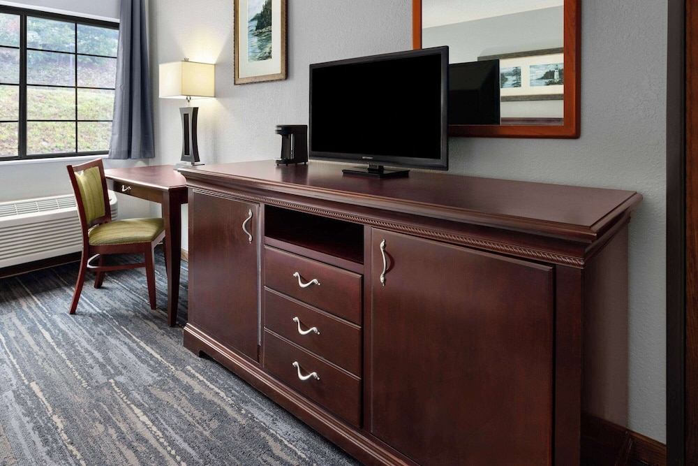 Standard Room, 2 Queen Beds - Photo 8
