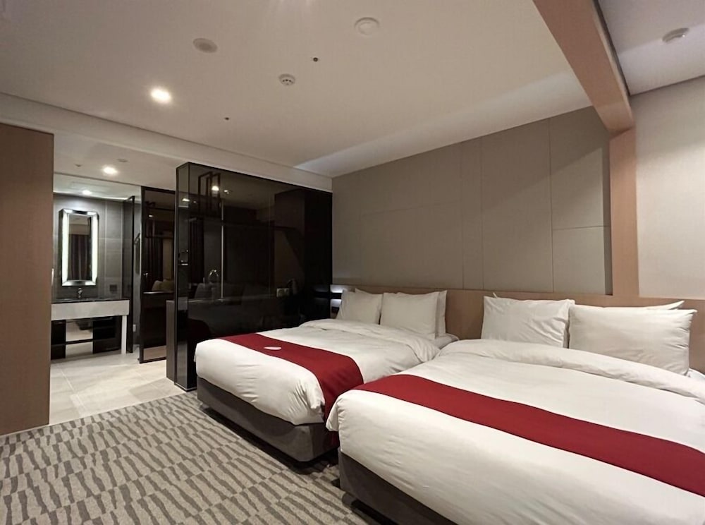 Junior Suite, 2 Double Beds, Non Smoking, City View - Photo 4