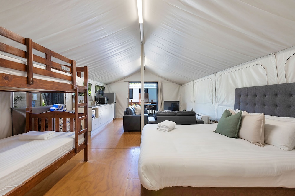 Deluxe Beach Tent - Sleeps 4 photo 1