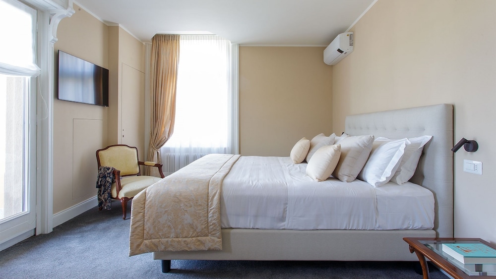 Deluxe Room, Lake View