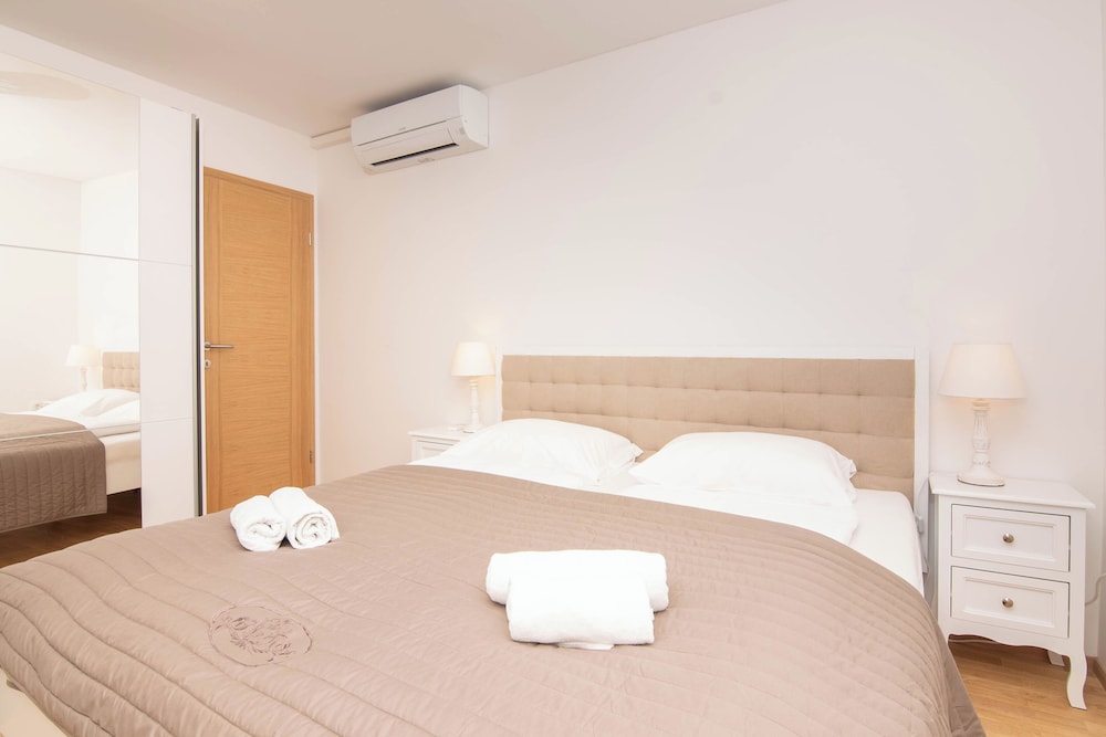 Duplex, 2 Bedrooms, City View photo 2