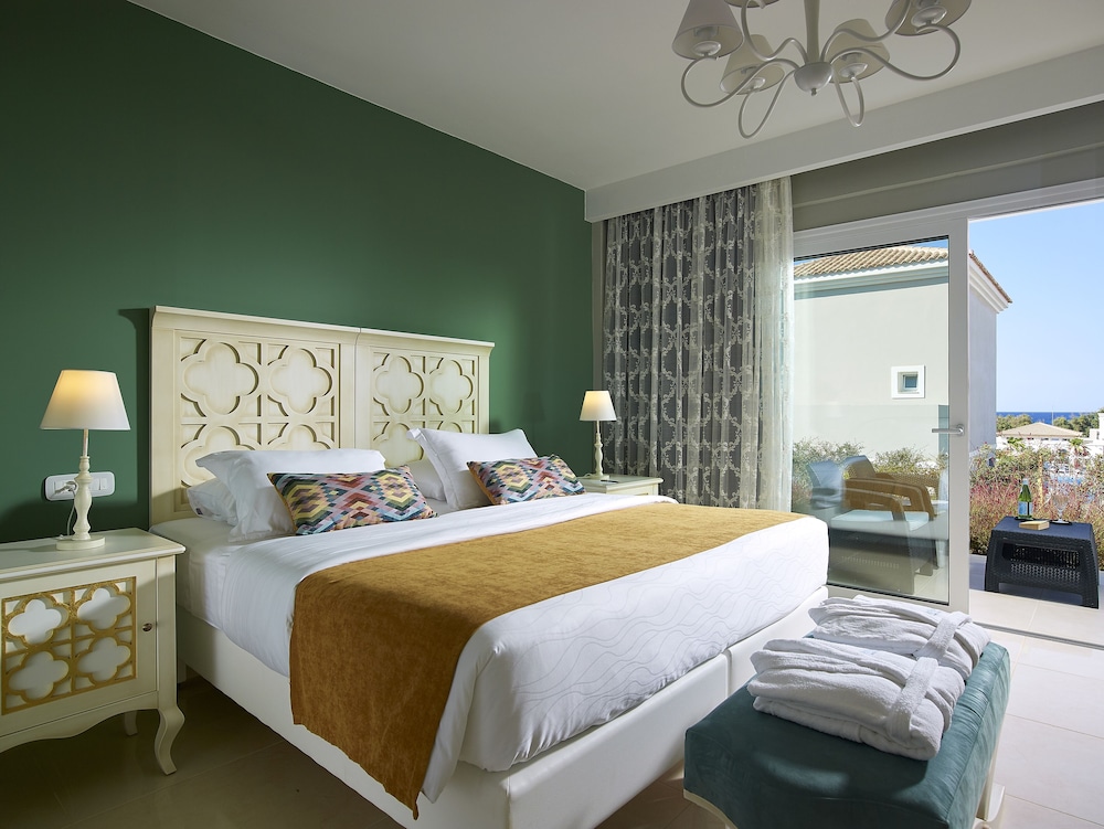 Grand Family Suite 2 Bedrooms Sharing Pool