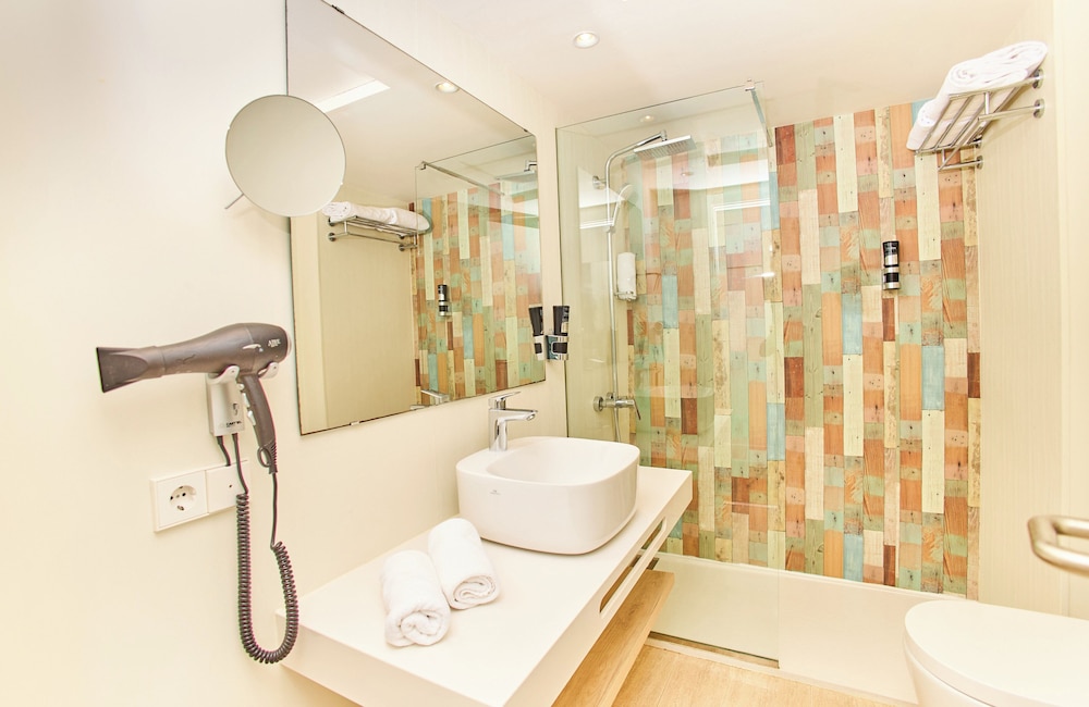 Deluxe Room, Sea View (Quadruple) thumbnail 6