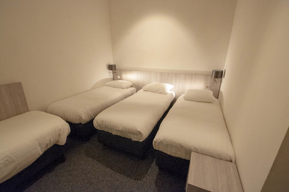 Quadruple Room, Private Shower